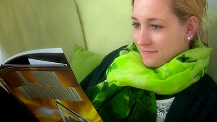 Ariane Schaer studerar Scientologi. 