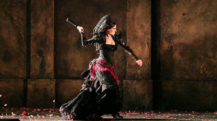 Katarina Giotas i titelrollen som Carmen. Foto: Mats Bäcker