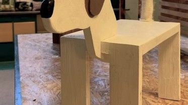 Glad-hund-pall av återbrukat material - elevutställning från Bagarmossens skola