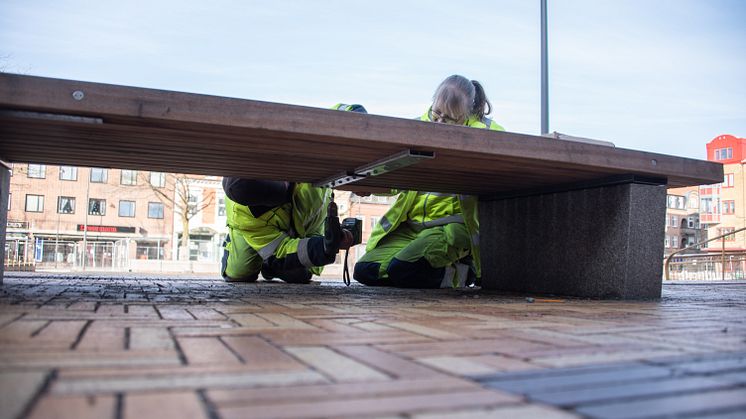 Under bänkarna på det nyrustade Stora torg i Eslöv monteras sensor som känner av om någon sitter på bänken. Foto: Petter Duvander/Kraftringen
