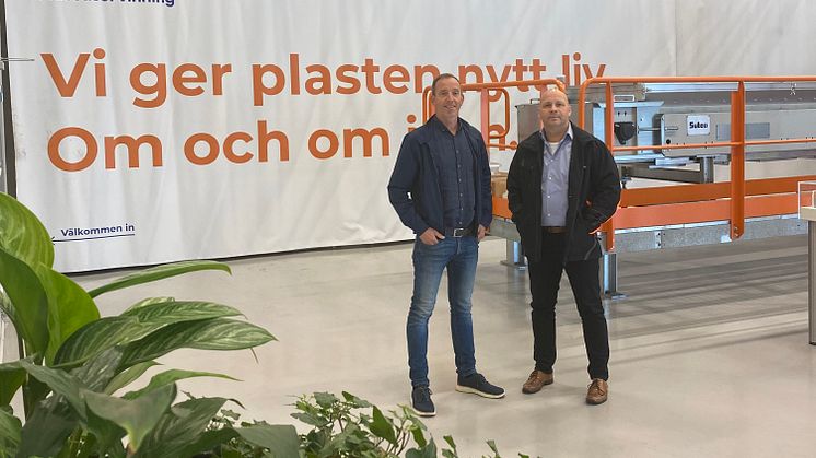 Johan Carlsson, distriktschef Gärahovs Bygg i Linköping och Mattias Philipsson, VD Svensk Plaståtervinning ser f ram emot att samarbeta i gen i Motala. Denna gången bygger de världens största anläggning f ör plaståtervinning.
