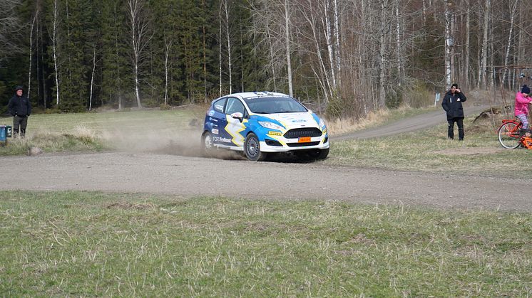 Daniel Röjsel och Nicklas Edvarsson i sin Ford Fiesta R2