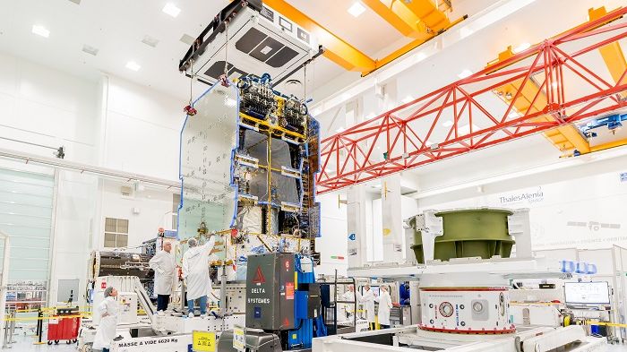 Assemblage réussi de la charge utile du satellite KONNECT d’Eutelsat à sa plateforme entièrement électrique