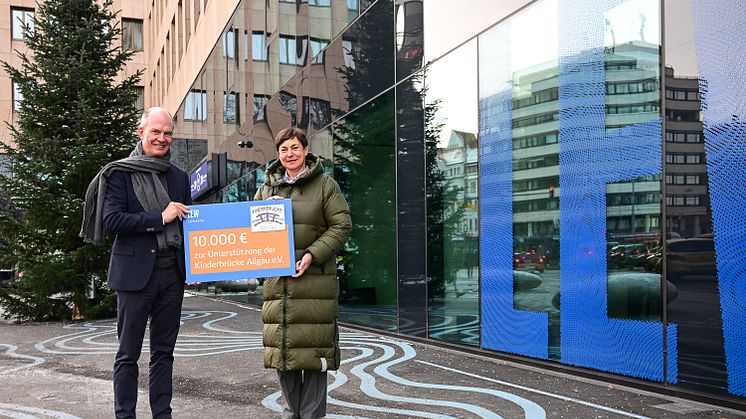 LEW-Vorstand Dietrich Gemmel überreicht Simone Burk-Seitz, 1. Vorsitzende des Vereins Kinderbrücke Allgäu e.V., einen symbolischen Scheck in Höhe von 10.000 Euro. (Foto: LEW / Thorsten Franzisi)