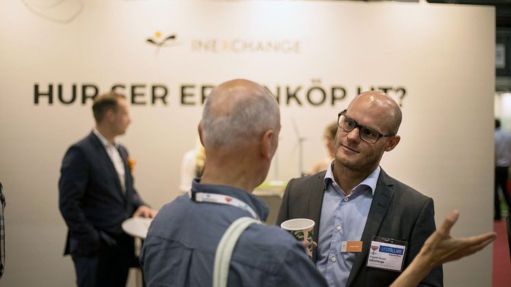 Fredrik Norén, key account manager på InExchange, i samtal med en besökare under KOMMEK.