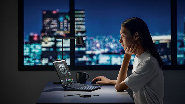Zenbook Pro 14 Duo OLED_UX8402_Scenario ytd03