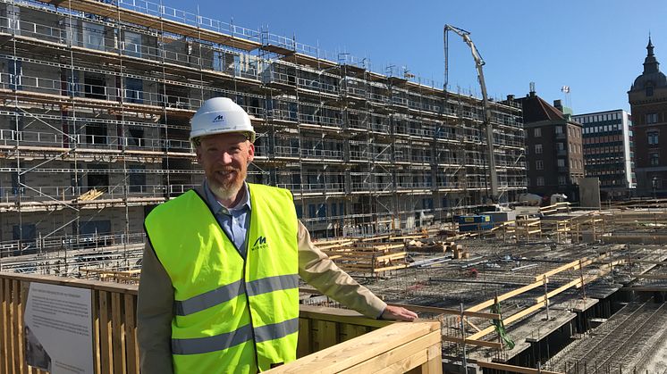 Hotellbyggnaden är en egen huskropp på nio våningsplan med källare. Kongressalen med indragna balkonger är en annan huskropp sammanbyggd med hotellet förklarar Johan Svedström På Midroc.