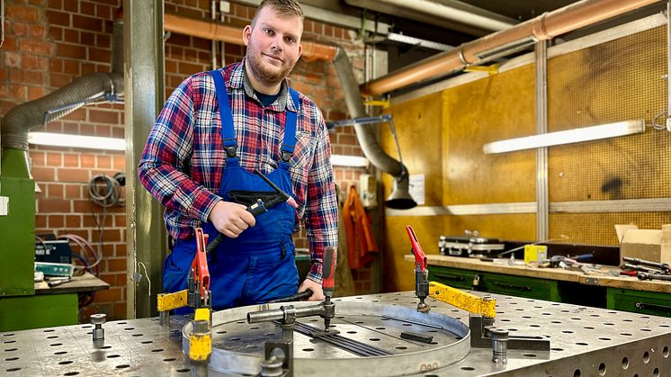Hat mit seiner Ausbildung zum Konstruktionsmechaniker deutlich vielfältigere Chancen auf dem freien Arbeitsmarkt: Philipp Martin.  (Fotos: Linett Pfeiffer)