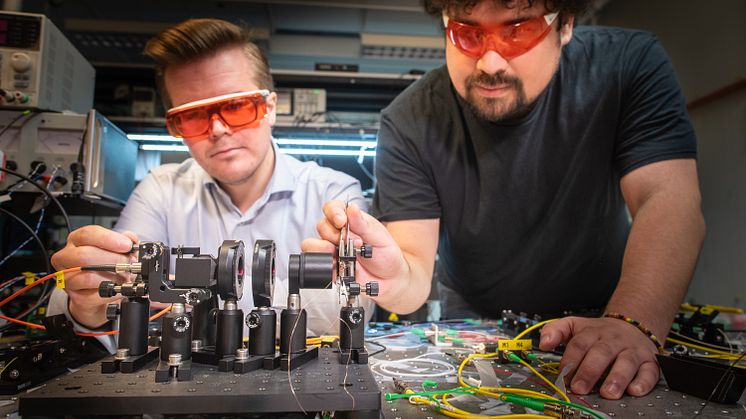 Doktoranderna Joakim Argillander och Alvaro Alarcón har varit med och utvecklat en ny typ av slumpgenerator. Foto: Magnus Johansson