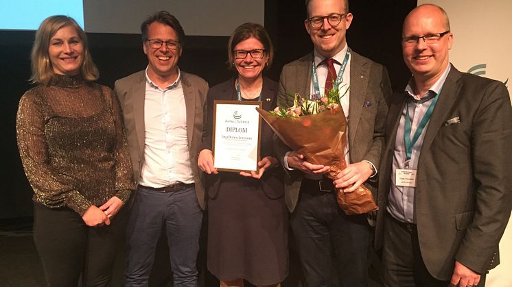 Glada miner från utdelningen av priset Årets avfallskommun, där representanter från NSR och Ängelholms kommun deltog. Foto Josefin Berglund, Avfall Sverige.