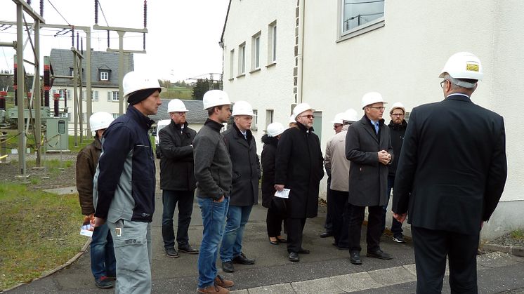 Kommunalvertreter besichtigen Umspannwerk Naila