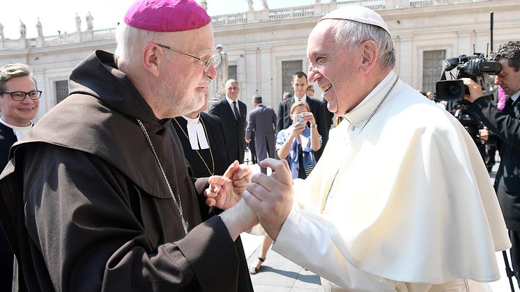 Påve Franciskus och biskop Anders Arborelius hälsar