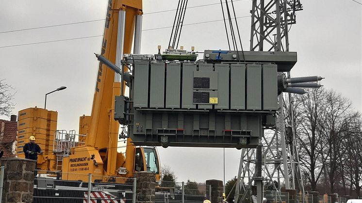 90 Tonnen hängen am Haken und schweben ein. Der neue Trafo musste an seinen Platz gehievt werden.