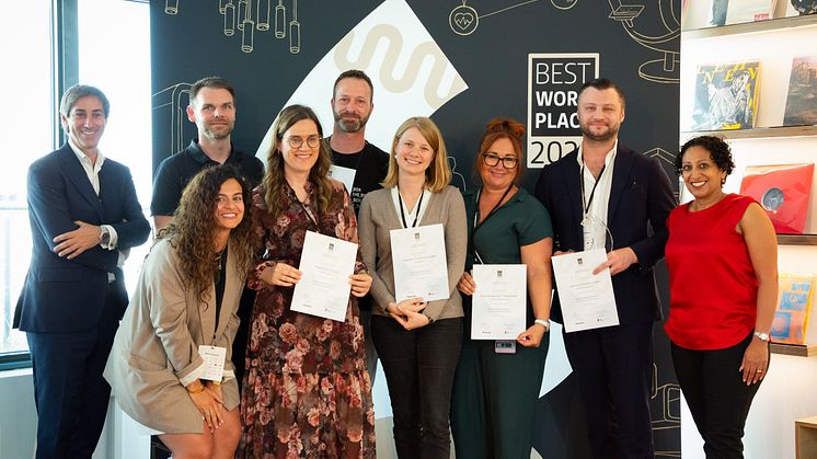 Die Preisträger in der Sonderkategorie „Mitarbeiterförderung“ in der Soundbar auf der New Work Experience 2023. Bild: IBA