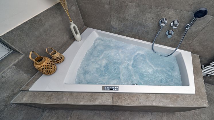repabad-objekt-wohlfuehlbad-whirlpool-badewanne_sprudelnd.jpg