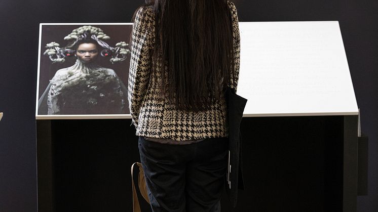 Fra utstillingen vist på på Somerset House i London i april. Bildet heter "Imagine the future is watching uou og er AI generert av motefotogfaren Heidi Rondak.