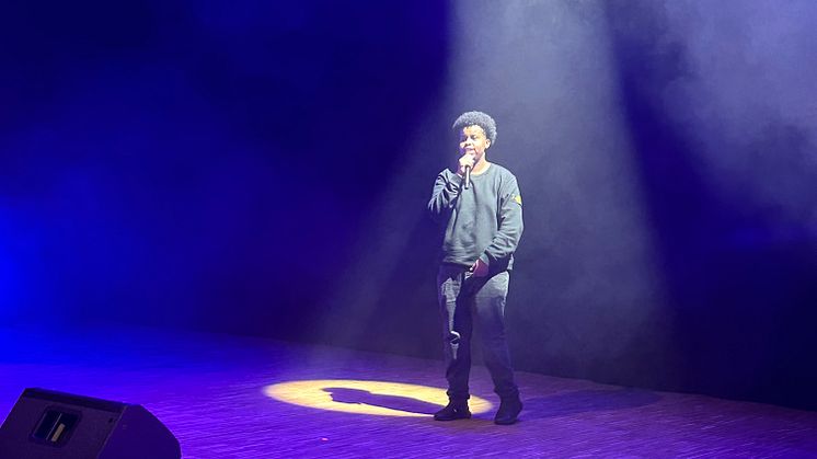 H1, Haroun Jama, sang under åpningen av Voldsløkka scene 