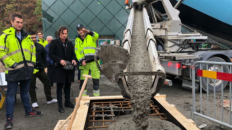 Ingjutning av tidskapsel markerade starten på bygget