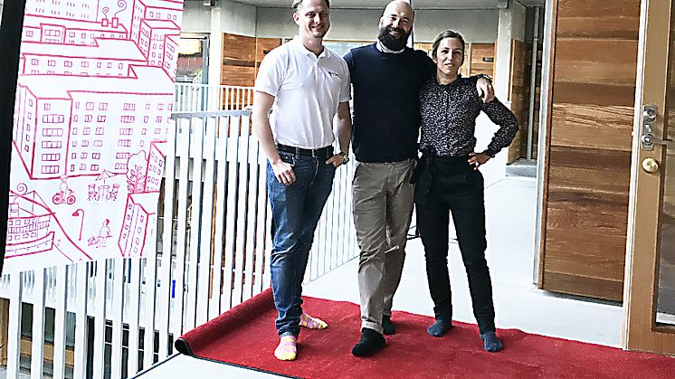 Röda mattan är utrullad för de boende i etapp 1 i Brf Viva. Fabian Billing, Martin Lundblad och Matilda Kjellander från Riksbyggen beredda att ta emot de första som ska flytta in i Brf Viva.