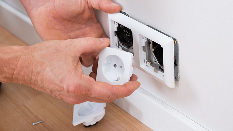Elektriker installerar eluttag
