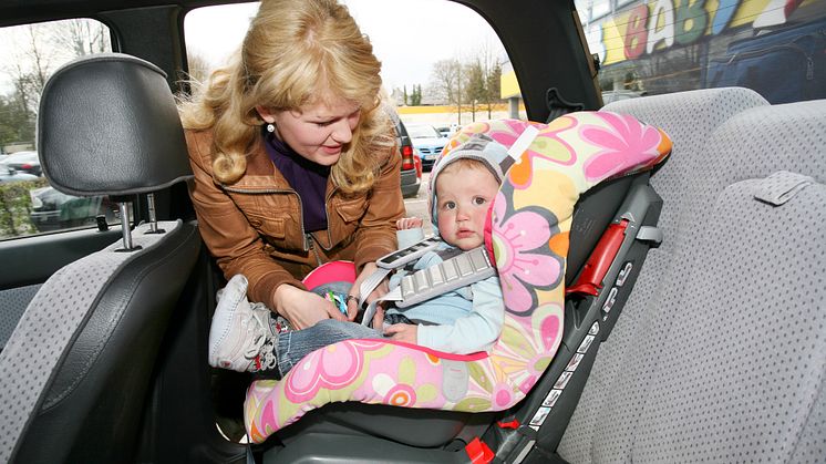 Kinder im Auto richtig sichern