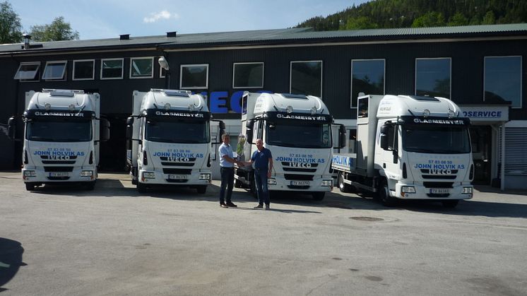 Fire Iveco Eurocargo levert til John Holvik AS i 2014. Legg merke til at alle har det største førerhuset, selv om montørene aldri overnatter i bilene.