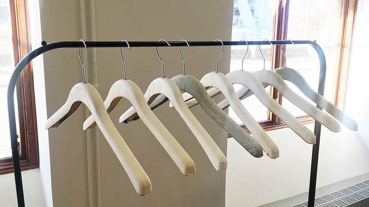 Ekoligens galge av Svensk skogsråvara lanseras under Almedalsveckan tillsammans med Swedish Fashion Council i Visby i juli. Och från och med i höst kommer den att synas i KappAhls butiker.