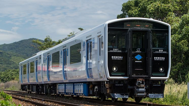 DENCHA train running on battery power