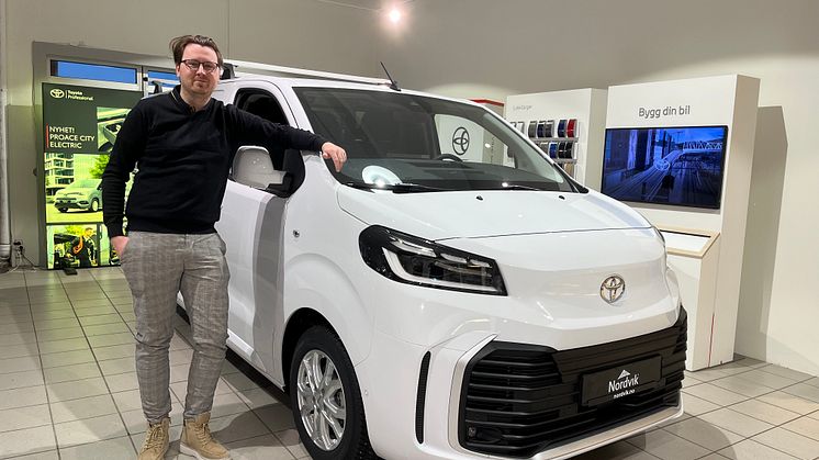 Inviterer til prøvekjøring: Kristoffer Friis Kristensen fra Toyota-forhandleren Nordvik på Leknes. Foto: Nordvik AS. 