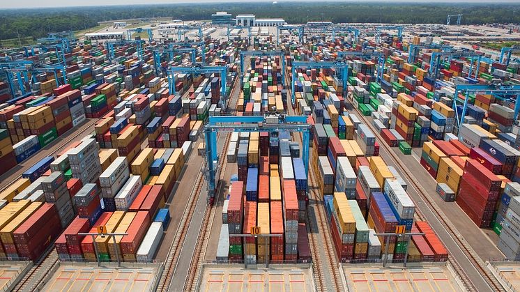Cavotec motorised cable reels provide electrical power to container cranes at applications all over the world.