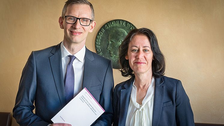 Emil Pieniowski vid Södersjukhusets kirurgklinik disputerade 22 april. Här på disputationsdagen med sin huvudhandledare Mirna Abraham-Nordling. Foto: Torkel Ekqvist, Fotogruppen Sös