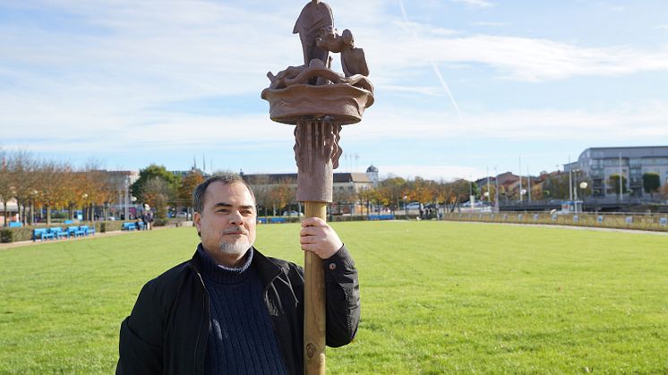 Konstnären Imad Rashdan ställer ut sina skulpturer under en vecka i museiparken i Uddevalla.