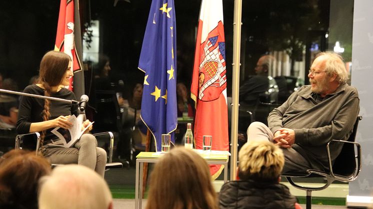 Autorin Larissa Schleher auf dem Podium im Gespräch mit Verleger Alfred Büngen.