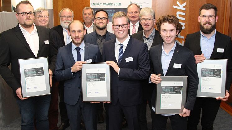 Lukas Diermann, Bastian Korthauer, Jannis Bohlmann, Roland Unruh, Jan-Henrik Zünkler (1. R.v.l.), Dr. Gerhard Herres, stellv. BGM PB Bernhard Schaefer, Juryvorsitz. Klaus Meyer, Lukas Keuck, Dr. Stephan Nahrath, Prof. Dr.-Ing. Joachim Böcker (h.v.l.)