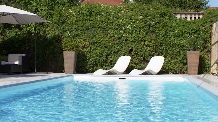 Gartenpool - Pool im Garten mit Gartenliegen