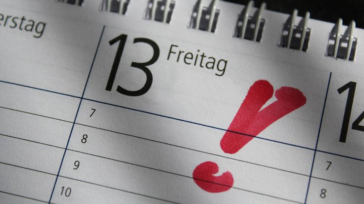 Auch wenn der 13. eines Monats auf einen Freitag fällt, besteht in der statistischen Langzeitbetrachtung kein Anlass zur Sorge.