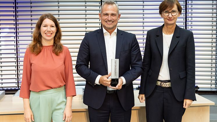 Preisträger Prof. Dr. Stephan Stubner (HHL) mit der Bundesbildungsministerin Bettina Stark-Watzinger sowie der Bundesbeauftragten für Digitale Wirtschaft und Start-ups, Dr. Anna Christmann