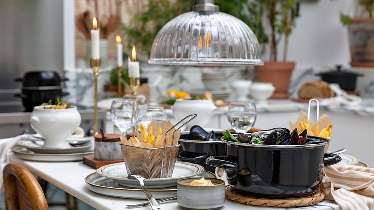 Rusta_S3_2022_Bistro_dustywhite_moulesgryta