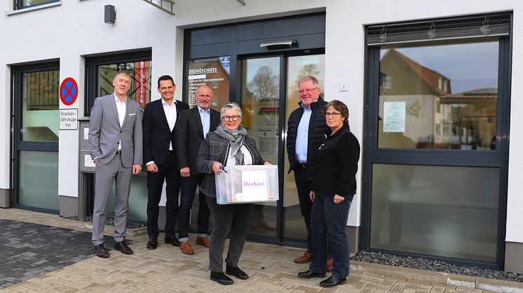 Gudrun Sommer-Werner (Mitte) wurde beim Einzug in die neuen Büroräume herzlich willkommen geheißen.