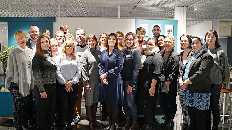 Jobbcenters personal samt kommunalråd Claes Nordmark under arbetsmarknadsminister Eva Nordmarks besök