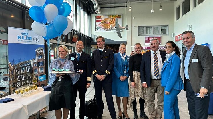 Vi feirer sammen med kunder som reiser med ettermiddagsflyet til Amsterdam 16.30, næringsforeninger, lokalpresse og toppledelsen på flyplassen.