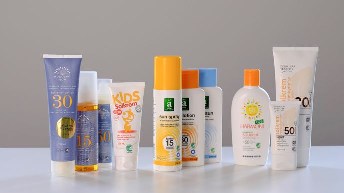 Svanemerket solkrem tilfredsstiller strenge krav til hvilke stoffer den kan inneholde, og lar deg enkelt unngå parabener og annen problemkjemi. Disse solproduktene finnes blant annet hos Apotek1, VITA og Coop. 