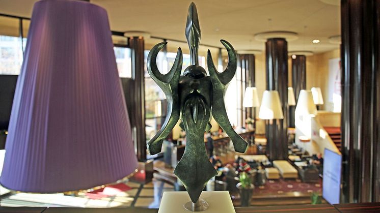 Die vierteilige Bronzeskulptur "Der Zugriff" von Horst Meier aus der Ausstellung "Aus dem Schutzraum der Heimlichkeit" im Hotel The Westin Leipzig 