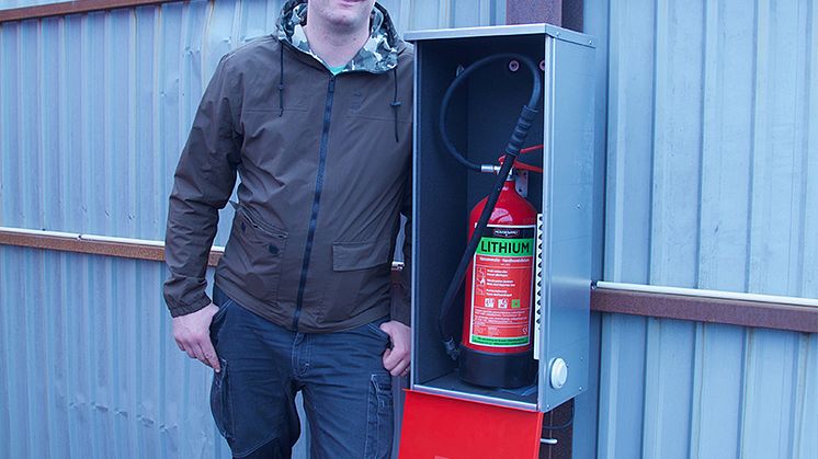 Jonas Nilsson, transportledare på Halmstad Bärarelag har fått införa nya rutiner för att transportera uttjänta litiumbatterier. 