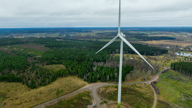 En av tre turbiner typ Enercon E-138 vid kraftpark "Trädet" som kommer hjälpa till med att stötta elnätsfrekvensen.