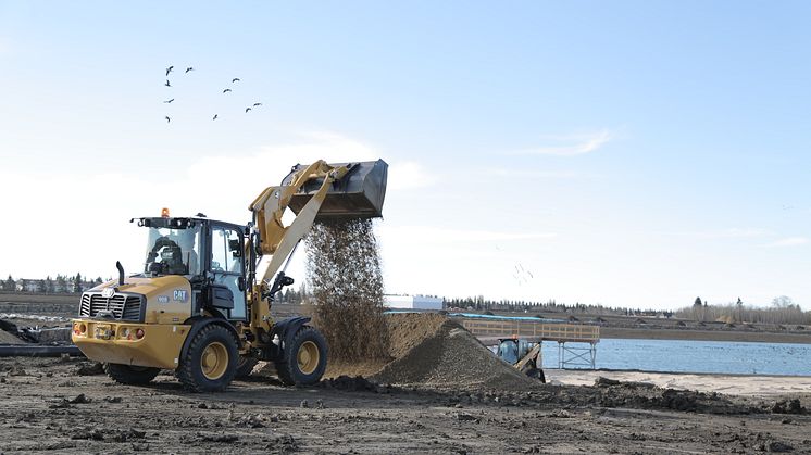 Cat 908 Nextgen tömmer skopa med grus