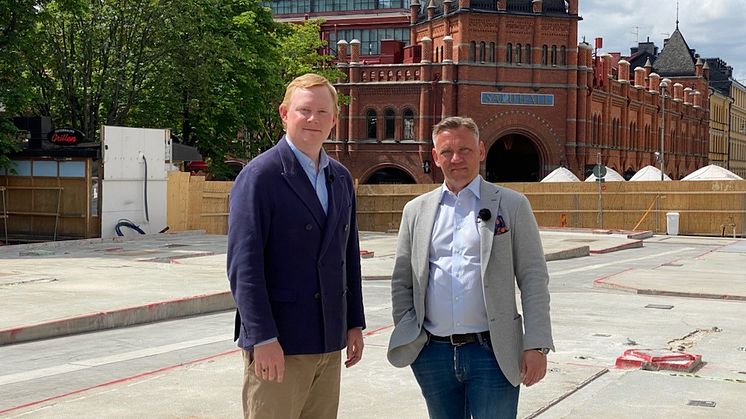 Dennis Wedin, bostads- och fastighetsborgarråd i Stockholms stad tillsammans med  Mathias Aronsson, vice vd och regionchef för Wallenstam.