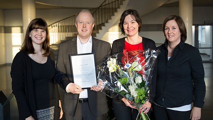 Fältcom, 2015 års vinnare av jämställdhetspriset, tillsammans med Emma Vigren (S), ordförande och Tina Myhrberg (M), vice ordförande i jämställdhetsutskottet. Fotograf: Malin Grönborg