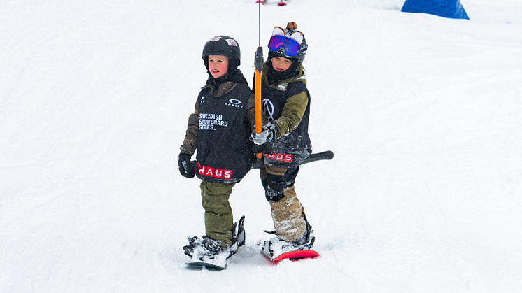 240405-sm-dag1-snowboard-kidsfoto-Daniel-Bernstål