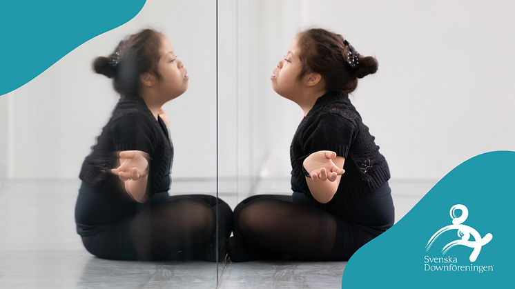 ung kvinna med Downs syndrom i dansstudio
